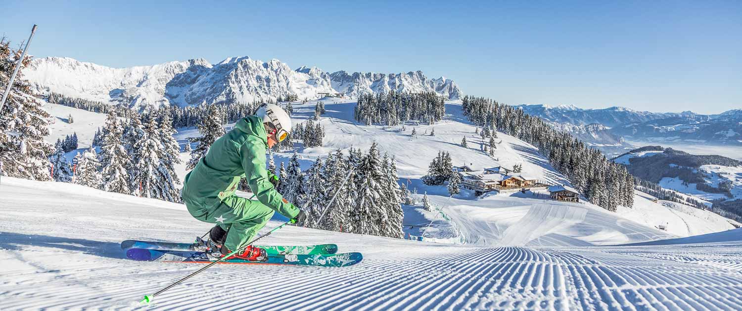 familien-ferienwohnung-brixental-skifahrerin-vor-der-hohen-salve-skiwelt-wilder-kaiser-brixental